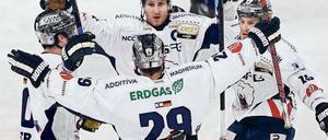 Es ist geschafft. Die Spieler der Eisbären Berlin bejubeln den mühsamen Einzug in das Halbfinale der Deutschen Eishockey-Liga. Foto: dpa