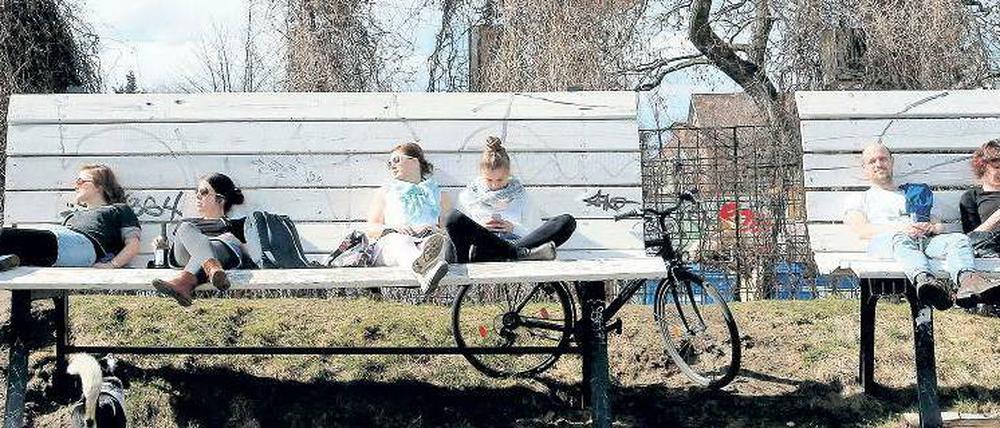 Endlich raus. Die ganze Stadt war am Sonntag unterwegs: Sinan Ali (rechts) grillte mit einem Kumpel und Familie, andere lagen einfach nur faul in der Sonne. Nur die mehreren hundert Leute, die am Badeschiff anstanden, hatten Pech: Sie durften zwar rein, aber noch nicht ins Wasser.