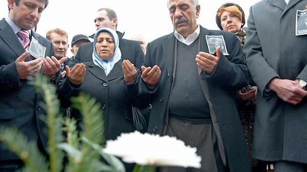 Angehörige des im April 2006 von der Neonazi-Terrorgruppe ermordeten Halit Yozgat bei einer Trauerfeier am 6. April dieses Jahres in Kassel.