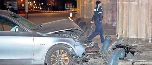 Totalschaden. Ein Auto krachte gegen das Brandenburger Tor.Foto: Steffen Tzscheuschner