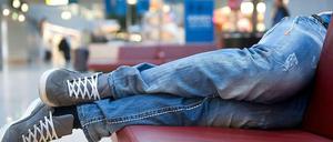 Das Sicherheitspersonal am Flughafen in Düsseldorf streikt vor einer weiteren Tarifverhandlung - und die Passagiere müssen erneut mit langen Wartezeiten und Flugausfällen rechnen.