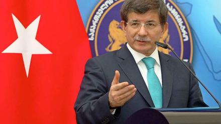 Nicht nur Medienvertreter, sondern auch türkische Abgeordnete sollten am NSU-Prozess teilnehmen können, meint der türkische Außenminister Ahmet Davutoglu.