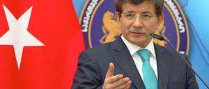 Nicht nur Medienvertreter, sondern auch türkische Abgeordnete sollten am NSU-Prozess teilnehmen können, meint der türkische Außenminister Ahmet Davutoglu.