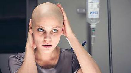 Tapfer. Sophie (Lisa Tomaschewsky) nach der Chemotherapie. Foto: Universum Film/dpa