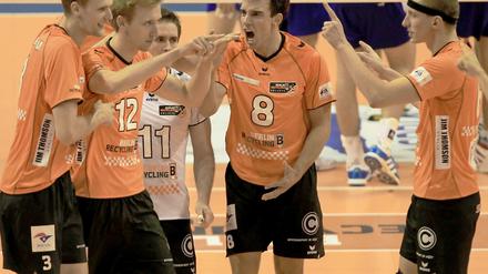 Den Rekordmeister besiegt. Im Heimspiel gegen Friedrichshafen freuten sich die Spieler der Berlin Volleys über einen 3:1-Erfolg.