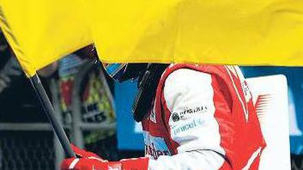 Der Mann, den sie Pferd nannten. Fernando Alonso schwenkt die Ferrari-Fahne im Motodrom von Schanghai Foto: dpa