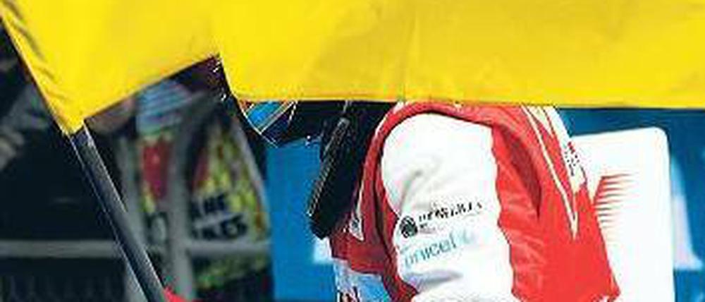 Der Mann, den sie Pferd nannten. Fernando Alonso schwenkt die Ferrari-Fahne im Motodrom von Schanghai Foto: dpa