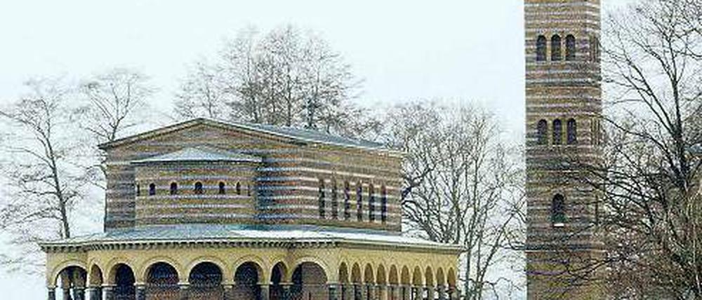 Am Strand der Havel. Die Sacrower Heilandskirche ist ein lohnendes Osterziel. Foto: p-a/Nestor Bachmann