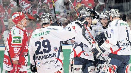 So kann’s weitergehen. Die Eisbären bejubeln ihren gelungenen Start in die Finalserie. Foto: dpa