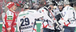So kann’s weitergehen. Die Eisbären bejubeln ihren gelungenen Start in die Finalserie. Foto: dpa