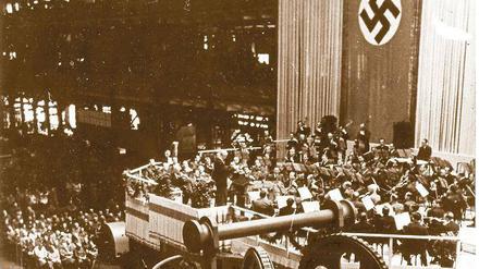 Propagandadienst. Die Wiener Philharmoniker in einem Rüstungsbetrieb, 1943. Foto: bpk