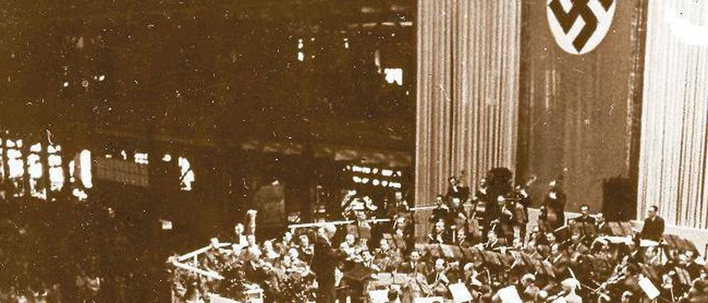 Propagandadienst. Die Wiener Philharmoniker in einem Rüstungsbetrieb, 1943. Foto: bpk