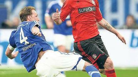 Zwei Punkte weggegrätscht. Benedikt Höwedes (links) und seine Schalker verdarben Bayer und Stefan Kießling noch den Abend. Foto: dpa