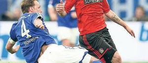 Zwei Punkte weggegrätscht. Benedikt Höwedes (links) und seine Schalker verdarben Bayer und Stefan Kießling noch den Abend. Foto: dpa