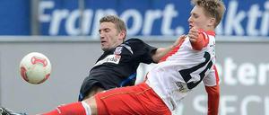 Vergeblich gestreckt. Unions Björn Jopek (rechts) gegen Frankfurts Alexander Huber.