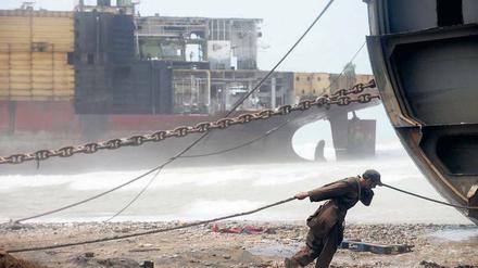 Strandleben in Pakistan. Allein in der Stadt Geddani, etwa 40 Kilometer entfernt von der Metropole Karatschi, leben Zehntausende von dem oft schmutzigen Geschäft mit den ausgemusterten Frachtern und Tankern. 