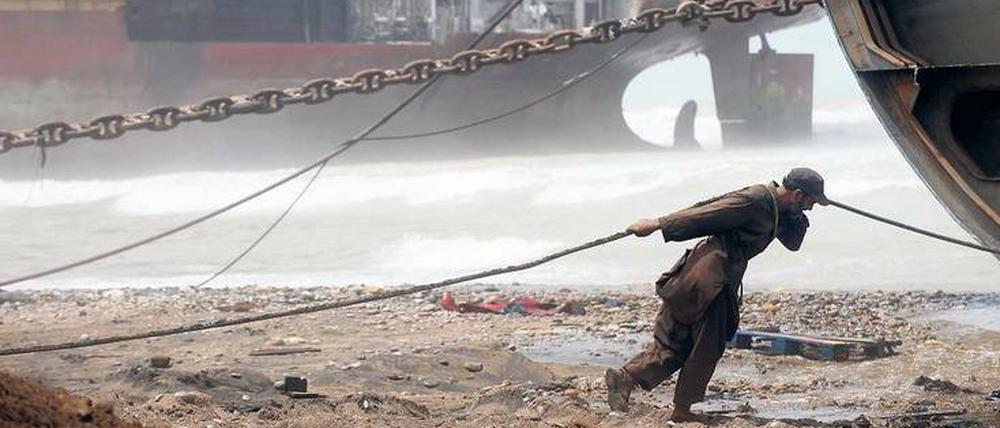 Strandleben in Pakistan. Allein in der Stadt Geddani, etwa 40 Kilometer entfernt von der Metropole Karatschi, leben Zehntausende von dem oft schmutzigen Geschäft mit den ausgemusterten Frachtern und Tankern. 