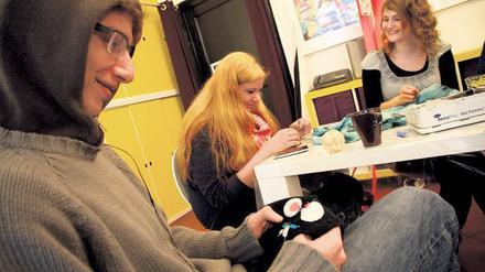 Modemacher in spe. Greg (links) und Liza (Mitte) arbeiten konzentriert an ihren Stücken im Showroom des Modelabels, unterstützt von Praktikantin Nicola. 