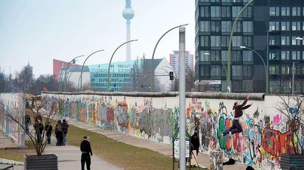 Immer an der Wand lang. Touristen und Berliner flanieren an der West-Seite der East-Side-Gallery entlang. 