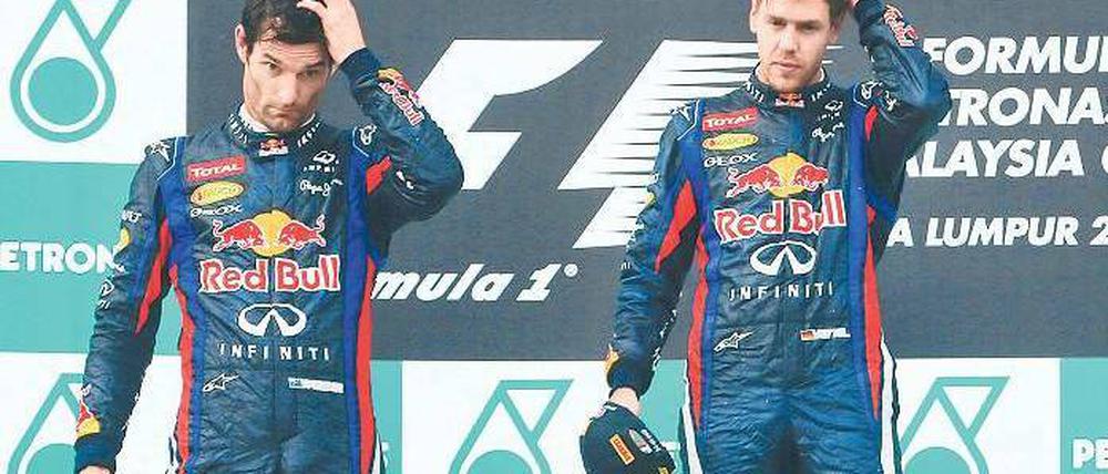Stunk im Stall. Weder der Sieger Sebastian Vettel (r.) noch der Zweitplatzierte Mark Webber zeigten sich auf dem Podest besonders glücklich. Foto: dpa