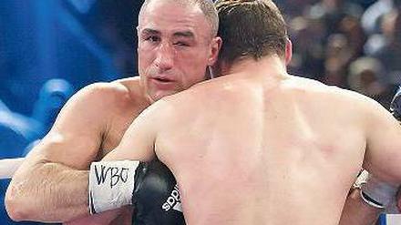 Sucht nach Schlägen festen Halt. Arthur Abraham wurde von der Offensive seines Gegners völlig überrascht. Foto: dpa