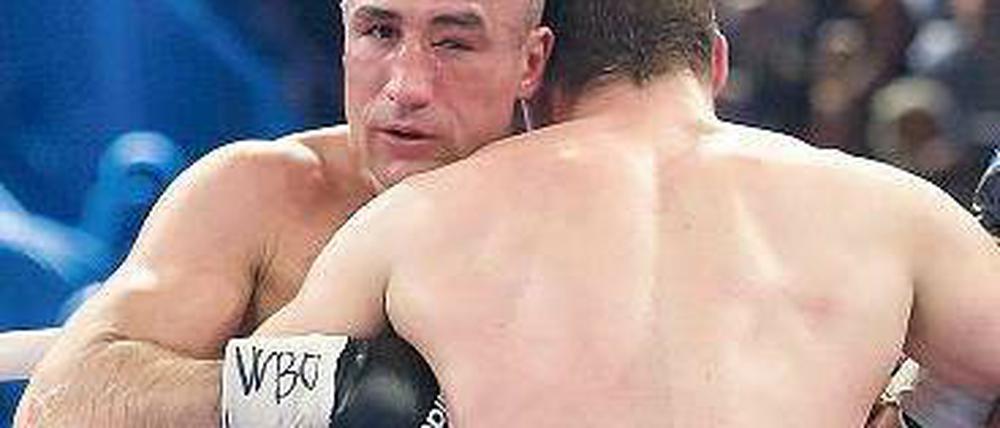 Sucht nach Schlägen festen Halt. Arthur Abraham wurde von der Offensive seines Gegners völlig überrascht. Foto: dpa