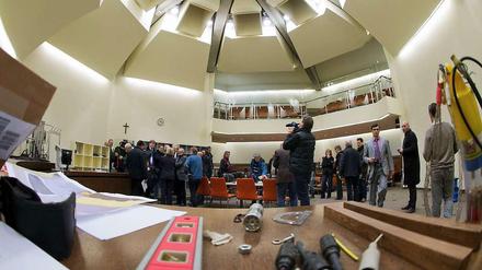 Kaum Platz für Journalisten: Im Gerichtssaal A 101 im Oberlandesgericht München beginnt am 17. April der NSU-Prozess. Wegen der hohen Anzahl an Nebenklägern, konnten wegen des Platzmangels nur 50 Pressevertreter zugelassen werden.