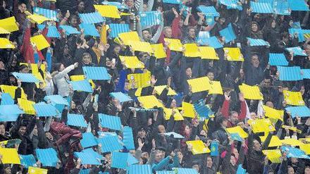 Blau und Gelb sind unsere Farben. Singen sie nicht nur in Schweden, Rumänien oder in der FDP. Sondern auch im Fußballstadion der kasachischen Hauptstadt Astana. Foto: dpa