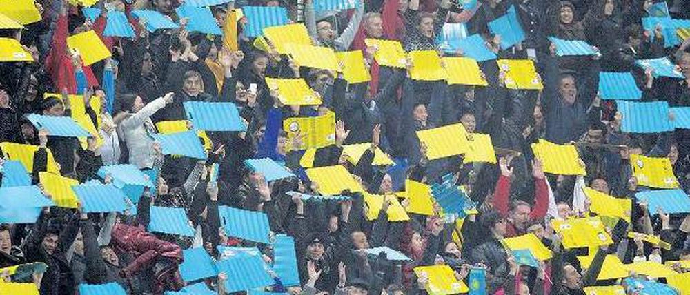 Blau und Gelb sind unsere Farben. Singen sie nicht nur in Schweden, Rumänien oder in der FDP. Sondern auch im Fußballstadion der kasachischen Hauptstadt Astana. Foto: dpa