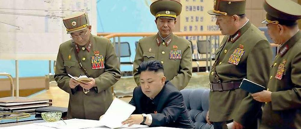 Nichts wichtiger als das Militär: Kim Jong Un mit der Militärführung bei einer Besprechung in Pjöngjang