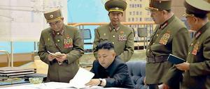 Nichts wichtiger als das Militär: Kim Jong Un mit der Militärführung bei einer Besprechung in Pjöngjang