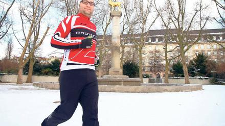 Silvio Buchholz hat es geschafft: Er hat beinahe 30 Kilo abgenommen und bewegt sich heute gern. Joggen im Volkspark Schöneberg gehört dazu.