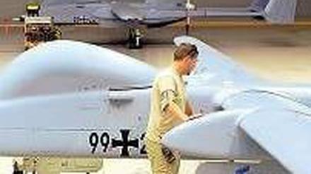 Aufklärung. Ein Bundeswehrsoldat in Afghanistan wartet eine Heron-1-Drohne. Foto: dpa