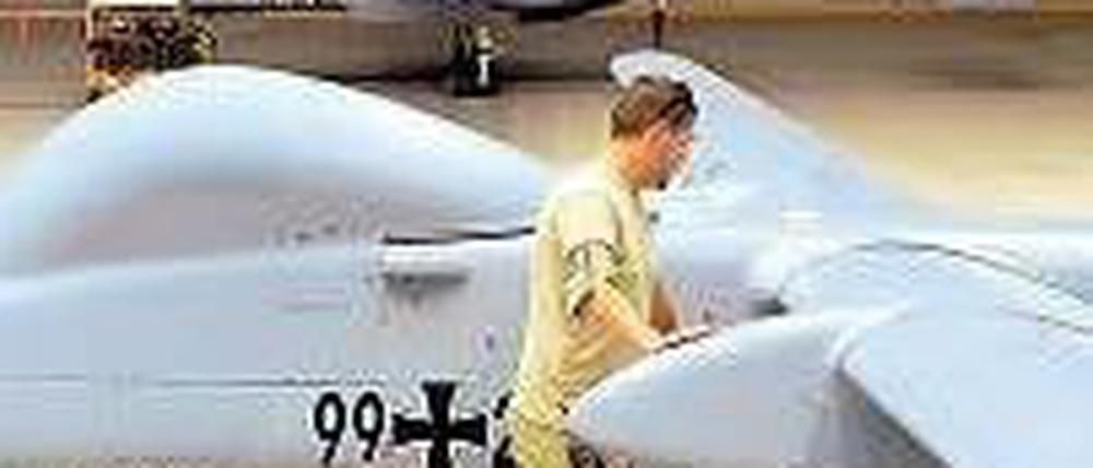 Aufklärung. Ein Bundeswehrsoldat in Afghanistan wartet eine Heron-1-Drohne. Foto: dpa