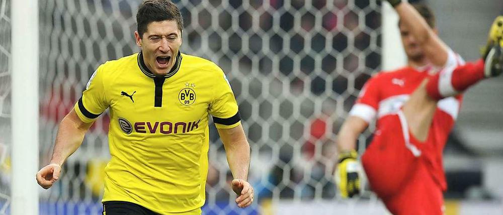 Robert Lewandowski sorgte für die Entscheidung mit seinem Tor zum 2:1 - zum Ärger von Stuttgarts Torwart Sven Ulreich.