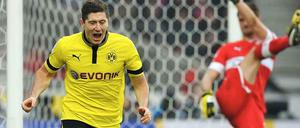 Robert Lewandowski sorgte für die Entscheidung mit seinem Tor zum 2:1 - zum Ärger von Stuttgarts Torwart Sven Ulreich.