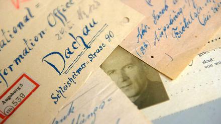 Individuelle Unterlagen eines Häftlings aus dem Konzentrationslager Dachau. Etwa 30 Millionen Dokumente werden vom Internationalen Suchdienst (ITS) in Bad Arolsen (Hessen) konserviert, um ihren Erhalt zu gewährleisten.