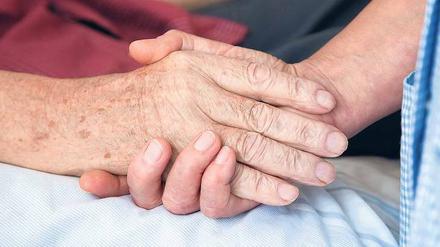 Zuwendung. Die Betreuung in einem Hospiz kann die letzte Lebensphase erleichtern.