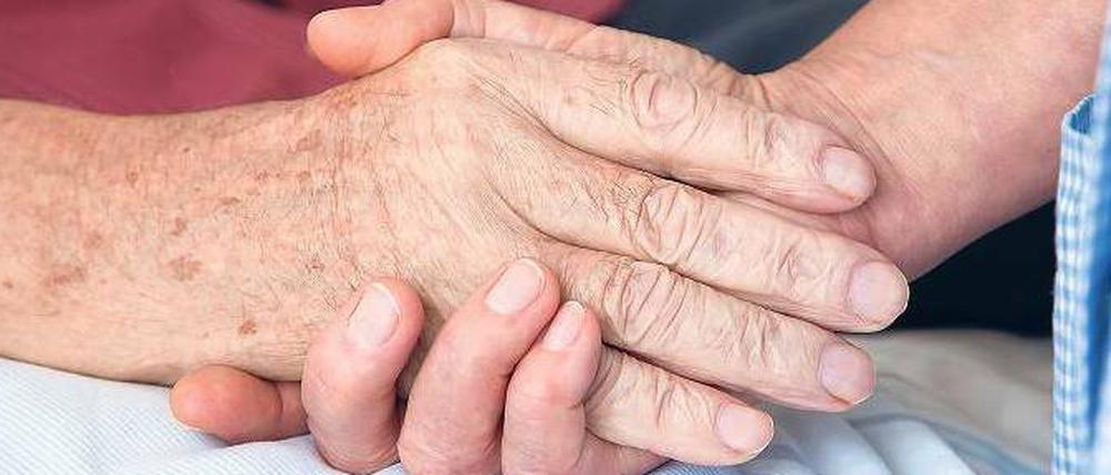 Zuwendung. Die Betreuung in einem Hospiz kann die letzte Lebensphase erleichtern.
