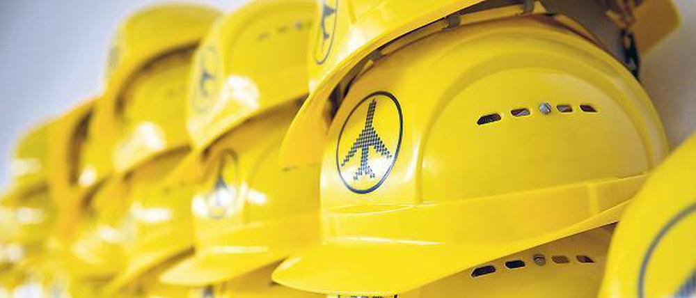 Helm ab, Helm auf. Am BER sind kaum noch Bauarbeiter zu sehen, dafür dürften sich bald viele auf den Weg nach Tegel machen.
