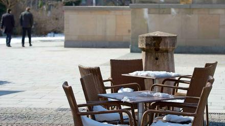 Das Märzwetter lädt noch nicht auf einen Kaffee unter freiem Himmel ein. Am Gendarmenmarkt in Berlin Mitte bleiben die Stühle besetzt - von Schnee und Eis.