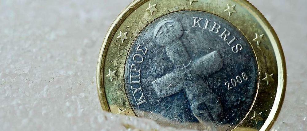 Mit den neuen Maßnahmen will das zyprische Parlament den Weg für internationale Finanzhilfen bereiten.