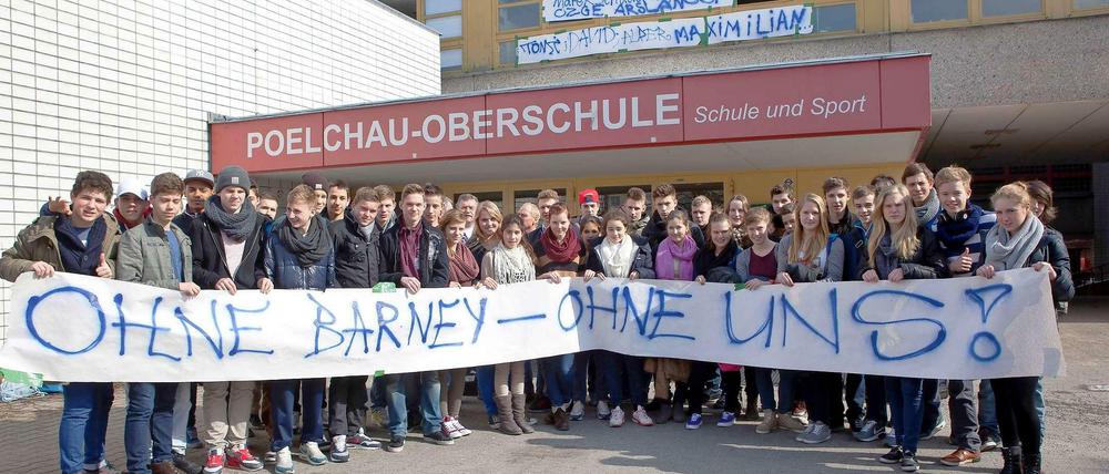 Die Schüler der Poelchau-Schule demonstrieren gegen die Pensionierung des Schulleiters. 