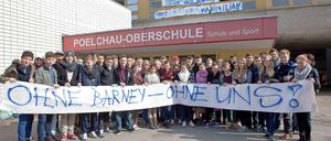 Die Schüler der Poelchau-Schule demonstrieren gegen die Pensionierung des Schulleiters. 