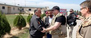 Berlins Innensenator Frank Henkel (CDU) (Mitte) und Polizeipräsident Klaus Kandt zu Besuch in Afghanistan.
