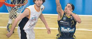 Mitten durchs Zentrum. Dashaun Wood trifft, Ulms Centerungetüm John Bryant kann nur zuschauen. Foto: Ottke