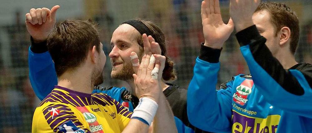 Daumen hoch: Berlins Torhüter Silvio Heinevetter ist nach dem Sieg gegen Melsungen zufrieden. Gegen Flensburg soll es genauso weitergehen.