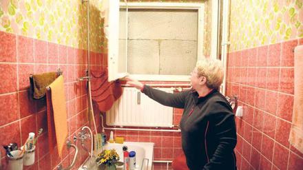 Sanierungsopfer: Helga Brandenburger in ihrer Wohnung in der Calvinstraße 21. Bad- und Küchenfenster sind durch den Neubau von nebenan zugemauert.