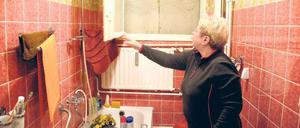 Sanierungsopfer: Helga Brandenburger in ihrer Wohnung in der Calvinstraße 21. Bad- und Küchenfenster sind durch den Neubau von nebenan zugemauert.