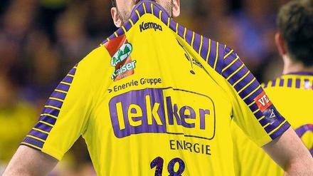 Keine Hilfe von oben. Iker Romero will das Ausscheiden der Berliner nicht wahrhaben. Gegen seinen ehemaligen Klub Atletico Madrid fehlte seinem Team nach umkämpften 120 Minuten in Hin- und Rückspiel nur ein Tor. Foto: dpa